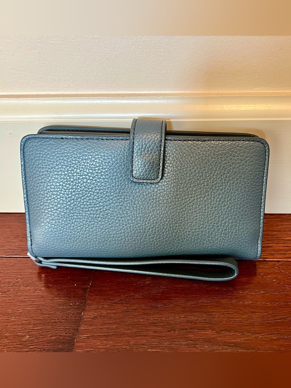 EUC Vera Bradley Pebble-Texture Wristlet in Slate Blue